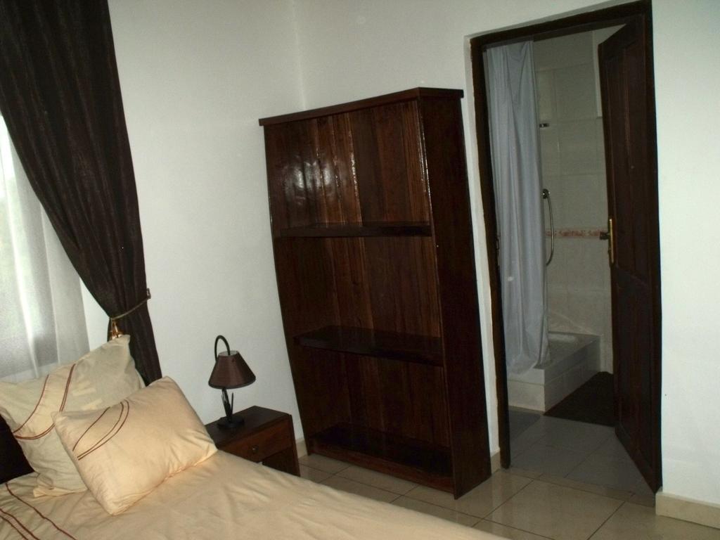 Iarimbato Hotel Антананариву Номер фото